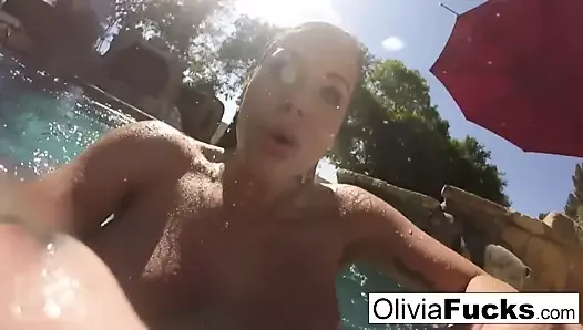 Olivia Austin ma letnią zabawę w basenie