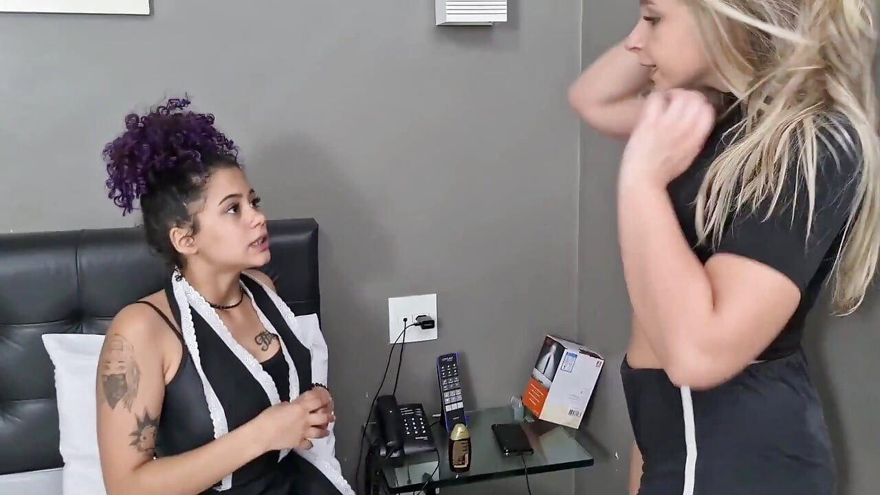 Gemengde overheersing voeten en kont mega-meisjes - speel mijn lieve op zijn hondjes kleine sexy teef