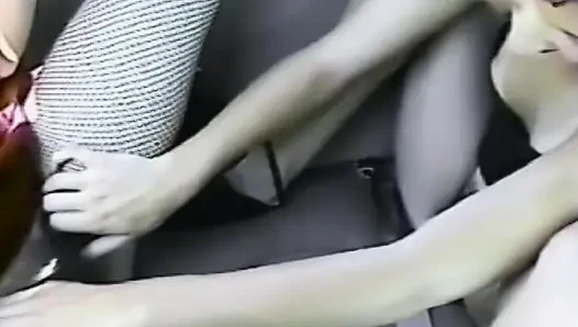 Cewek rambut cokelat yang menggoda lagi asik fingering dan ngentot pakai botol dengan penuh semangat