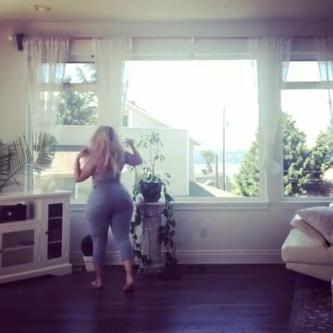 wide hips as fuck... (10)