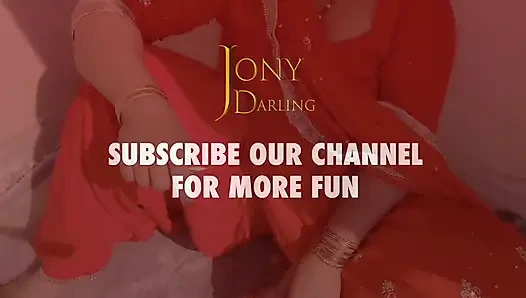 Punjabi Bhabhi Malte ihren Nagel auf dem Dach