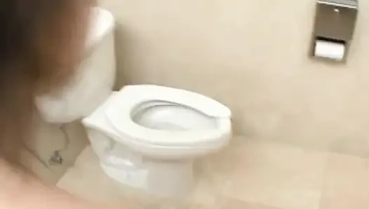 Kontol besar mengisap memek tetek besar ngentot di toilet