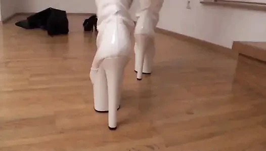 Vollbusige blonde MILF probiert einige schuhe aus