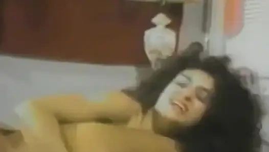 Sarışın ve esmer uçuş oynuyor ve sonra sikişiyor