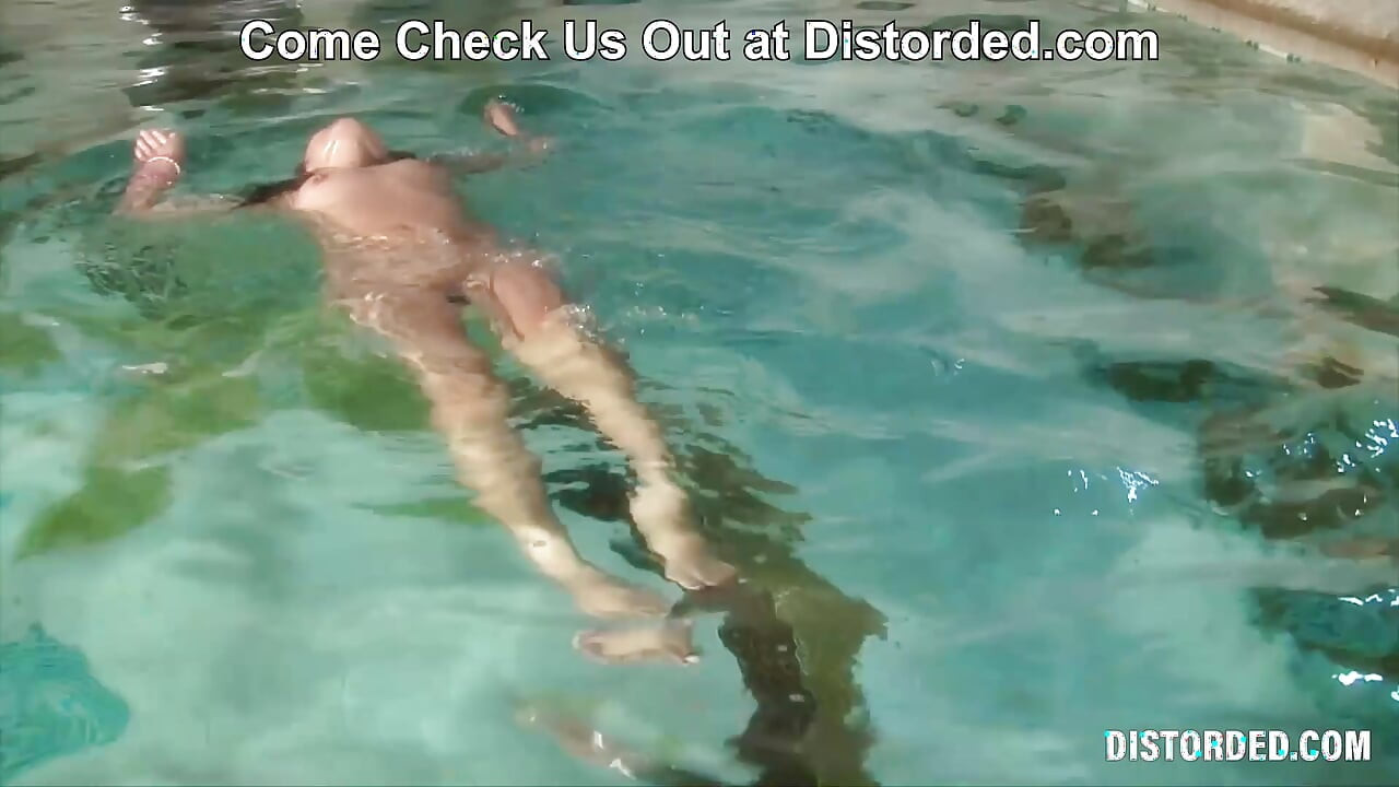 E você se chama Sr. Integridade! Beleza asiática provocando à beira da piscina em Distorded