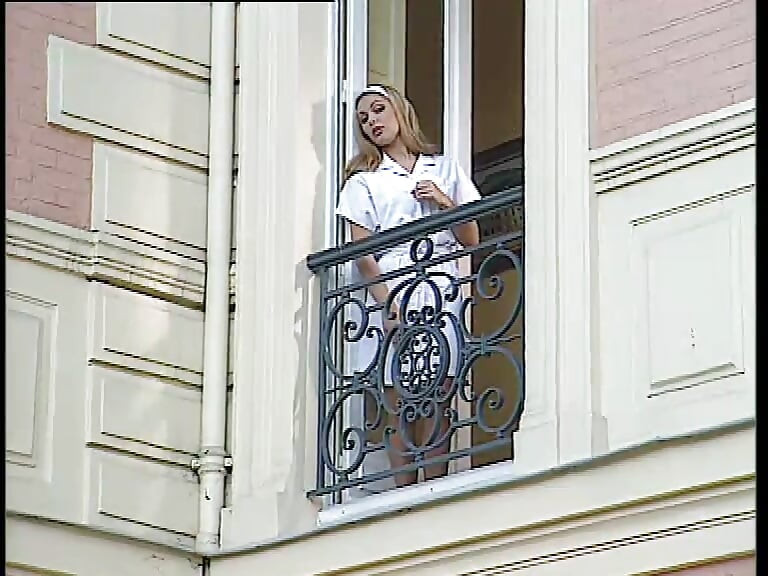 Enfermera Traviesa Con Grandes Tetas Es Follada Por Paciente En El Sofá - ¡acción De Mamada De Belleza Rubia!