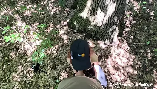 Ficke und lutsche fremde mit dicken titten im wald