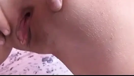 Güzel seksi amcık amcığını parmaklıyor ve ağzına boşalıyor