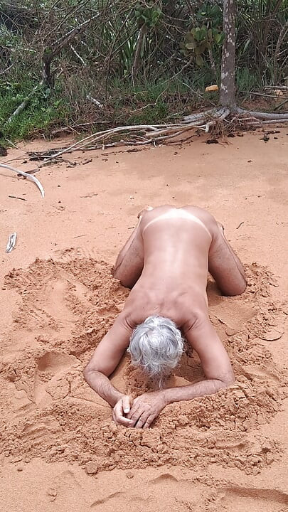 Ladysilva na plaży naga, pokazująca swoją opaloną, gorącą dupę