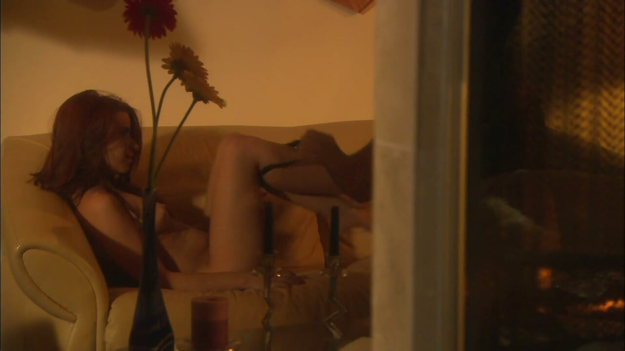 Fantastisk brunette sprer bena for en hard kuk