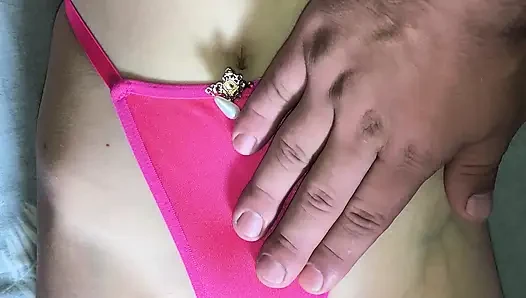 Stiefbruer masturbiert meine enge muschi und folgt dem Umriss meiner schamlippen