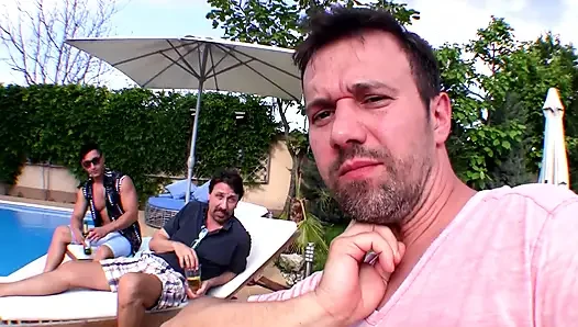 Titus havuz partisi 2 - ıslak sürtükler havuzda sert sikiliyor