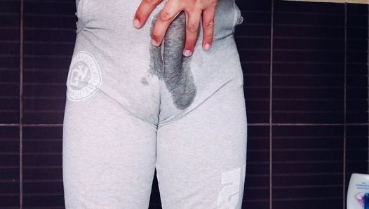 Uomo paffuto che piscia nei pantaloni e si masturba