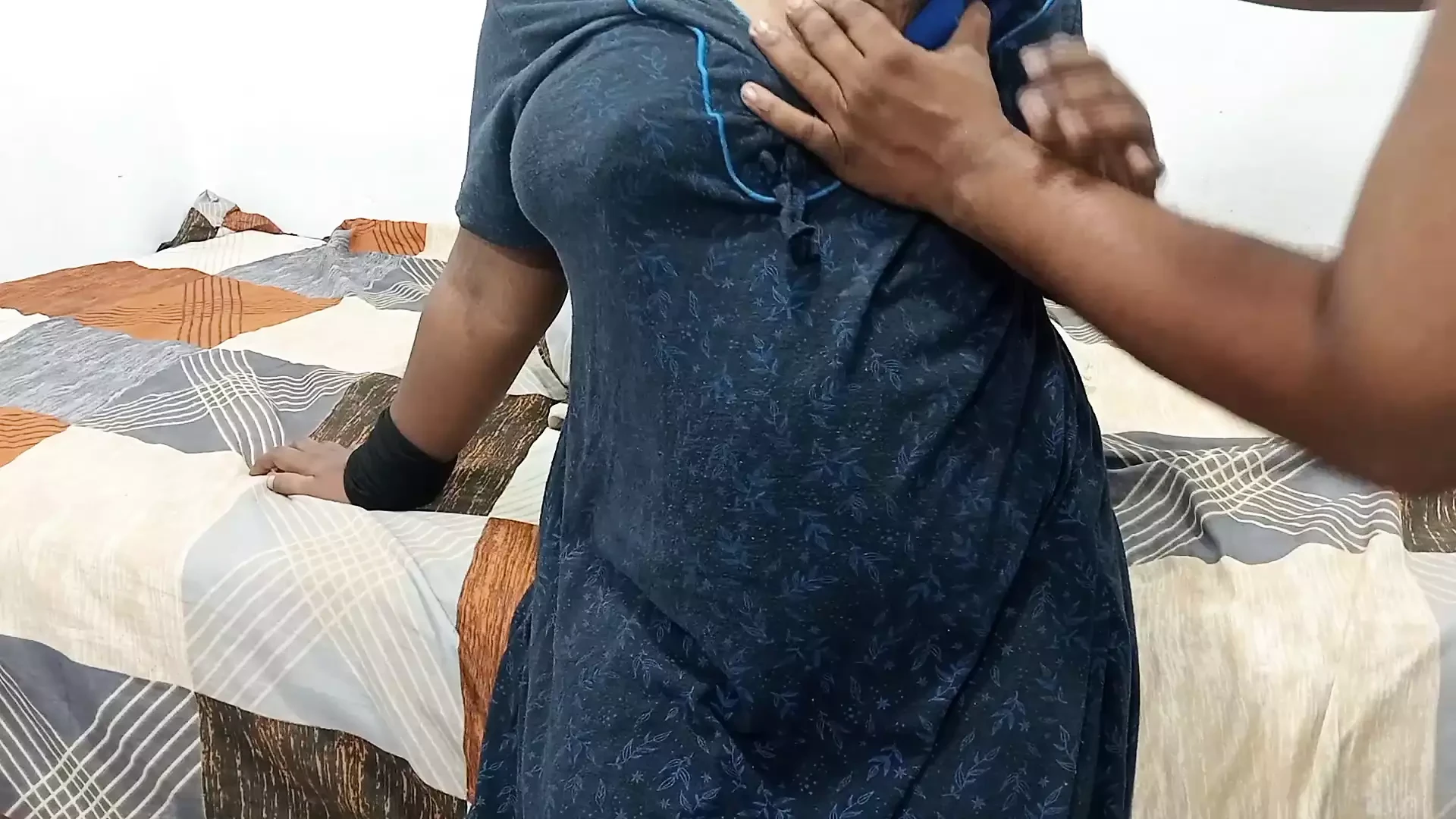 El hermanastro más joven del esposo que se burló de su cuñada que se estaba cambiando de ropa, finalmente la folló muy bien