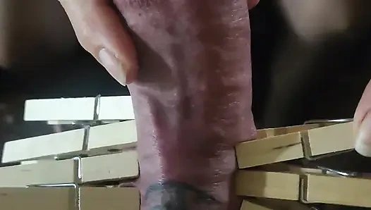 Хорошая девушка и яиц и члена пробует новые булавки в одежде