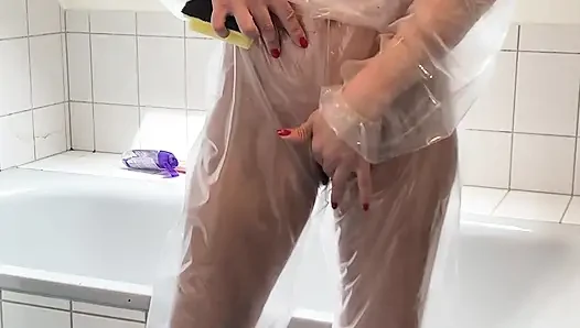 Сью, уборка ванной в костюме из ПВХ!