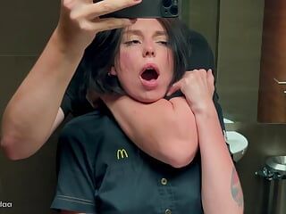 Sexo público arriesgado en un baño. Se folló a un empleado de McDonald's sobre una fanta derramada. - Eva Soda