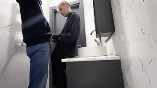Des gays sexy baisent dans la salle de bain