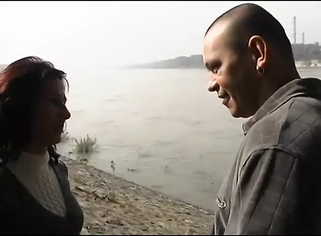 Une femme au foyer taille une pipe dans les grands espaces