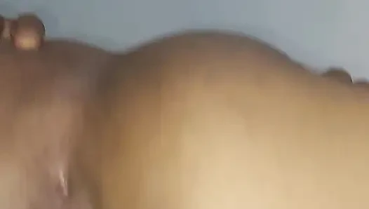 Vanessinha wurde ganz süß mit Sperma, nachdem sie sich auf mich auf das Sofa gesetzt hatte