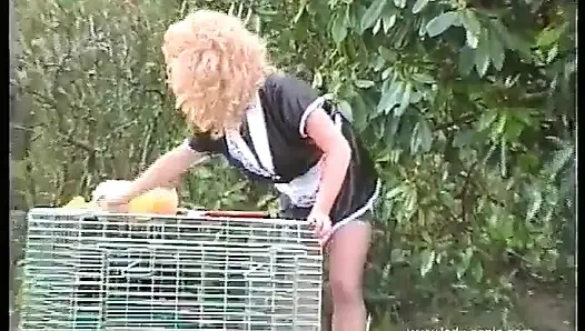Genç Fransız hizmetçi açık havada