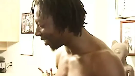 Pantat cewek semok kulit hitam ini dientot habis-habisan sambil muasin memeknya pakai mainan seks