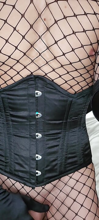 Stoking badan jala, sarung tangan satin, dan korset yang kurang kuat