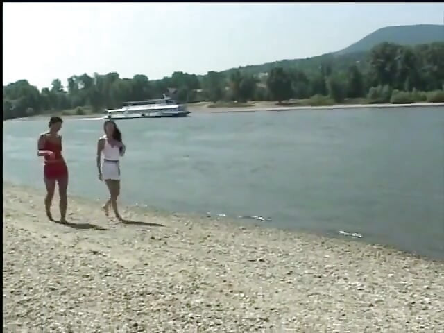 पतली काले बाल वाली अपनी पतली चूत में विशाल डिल्डो का मजा लेती है