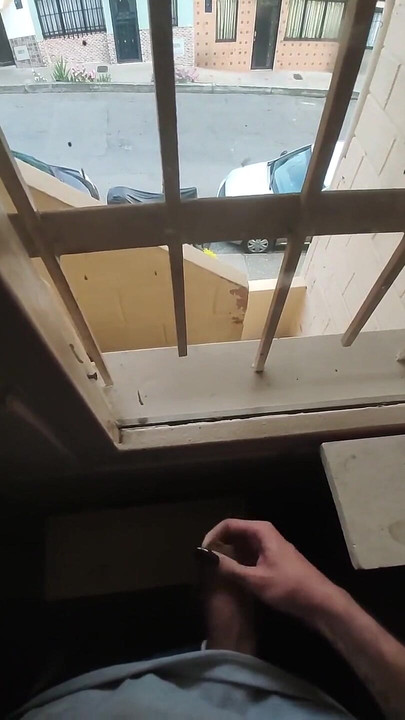 窓辺で朝のジャークオフ