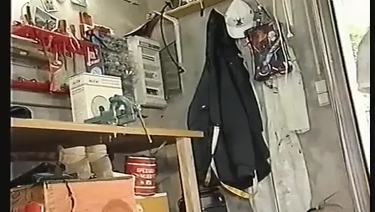 Кудрявая юная блондинка делает минет и трахается в ее тугую задницу