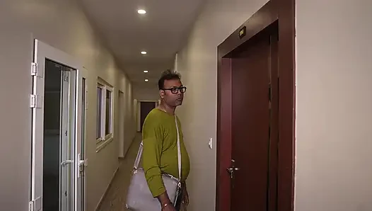 Elektrikçi ateşli kızı sikiyor
