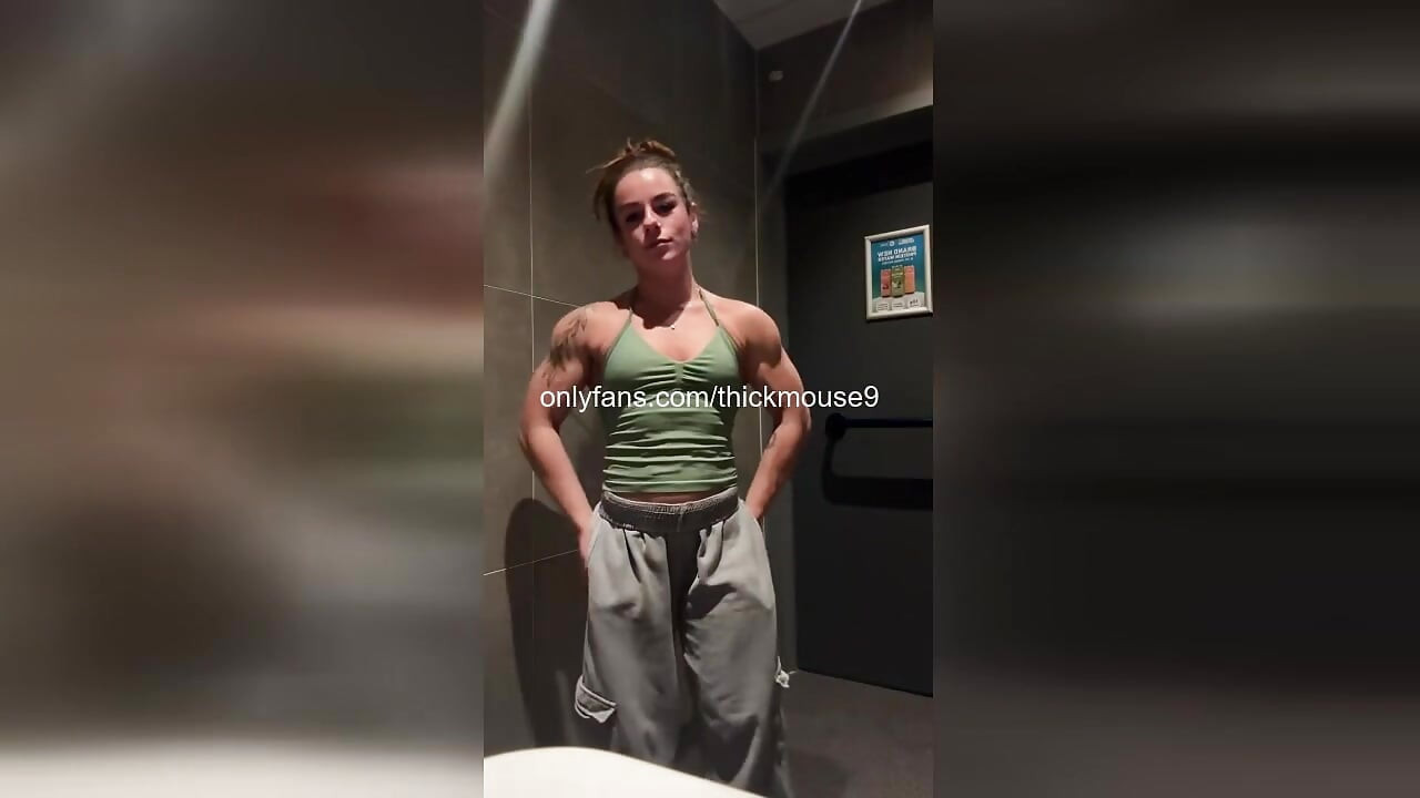 18歳チアリーダーの初めてのブッカケ:50人の男性が射精シャワーを浴びる!