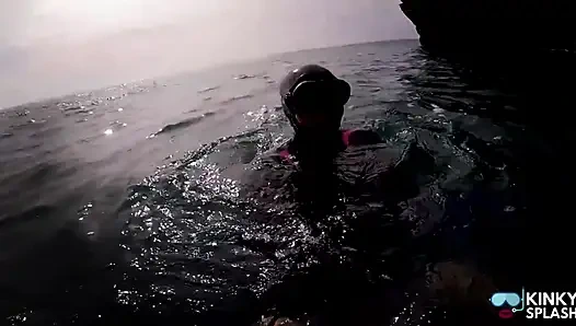 Aku lagi asik muasin becekku pakai wetsuit ukuran dua!