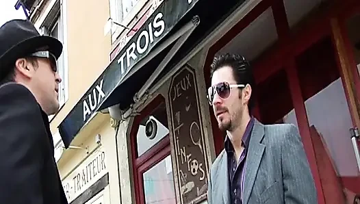 Lesbische schlampen aus Frankreich haben spaß beim lecken an der bar