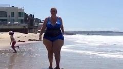 Granny loira da bunda gigante  na praia