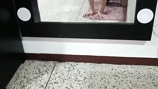 Ngentot saudara tiriku di depan cermin sebelum mereka pulang