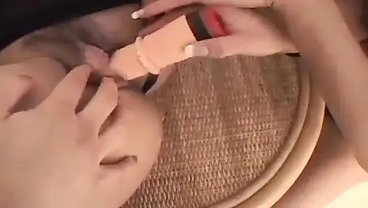 Fransa'dan iki lezbiyen hatun oyuncakla oynuyor