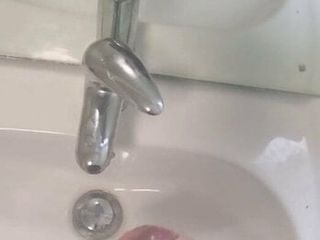 Grosse bite éjaculation dans les toilettes publiques
