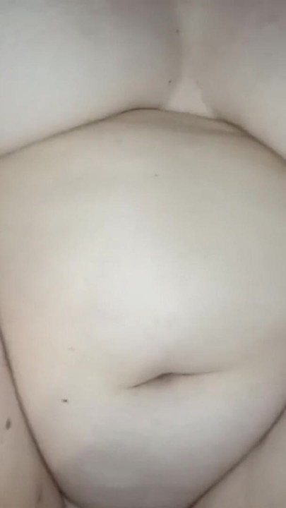 MILF w misjonarskim stylu - gęsta sperma na jej lekko owłosionym cipku | Klip 1