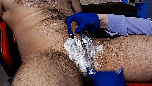 Noch eine schwanz-rasiersession mit einem öligen handjob und einem happy end