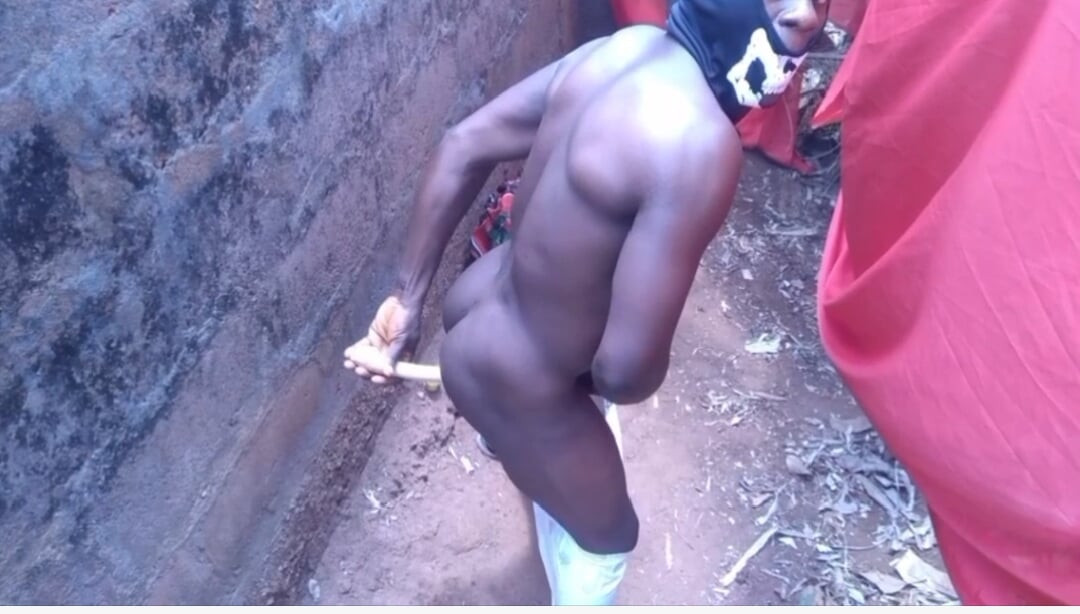 The white dick is digging the whole to wet