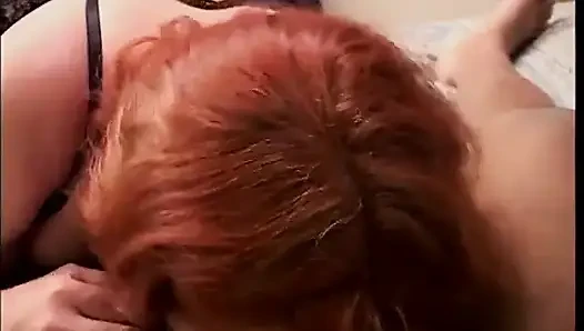 Cowok ini ngocok kontol liar pria tua gemuk di kamarnya