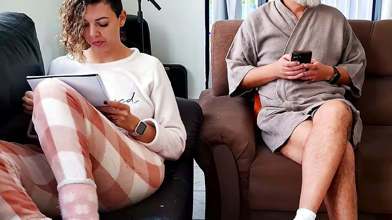 在繼女身邊冒險自慰，沒想到她主動幫忙。