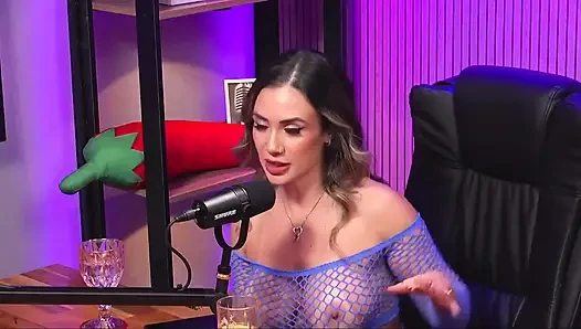 Junge Latina Mit Perfektem Körper Und Lockigen Haaren Gibt Dirtytalk