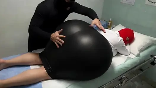Büyük götlü üvey anne büyük götüne derin yağ masajı yapıyor