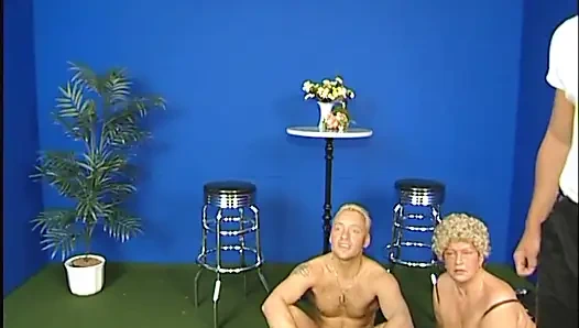 Olgun kaltak iki yarağa birden biniyor, tek tek