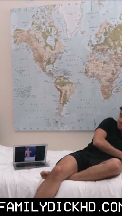 Hete jockstiefzoon bedriegt stiefvader om hem te neuken | Clip 1