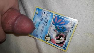 Éjaculation sur une carte pokemon milotic
