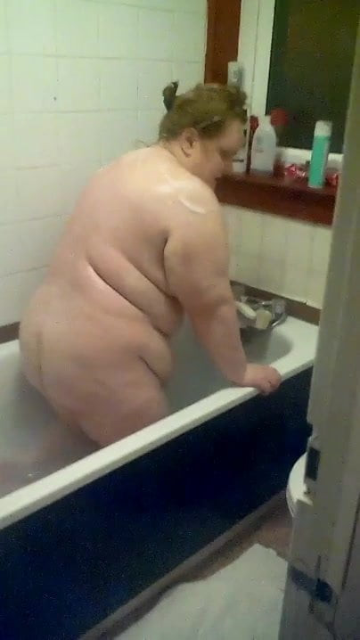 Lissa in bath02