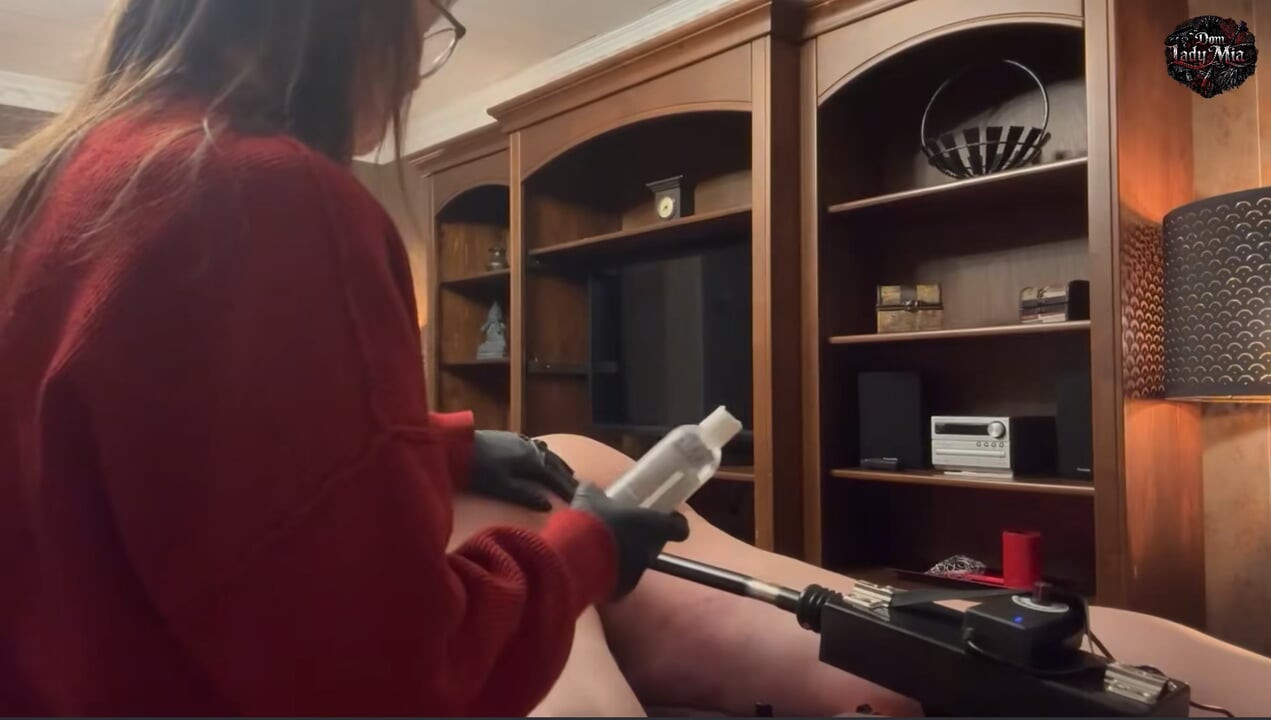 DomLady Mia - Punição do terror para o escravo - Treinamento: Cu fodido pela máquina de foder - parte 1